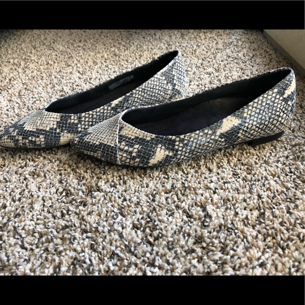 Vionic Caballo Snakeskin Flat Size 7.5